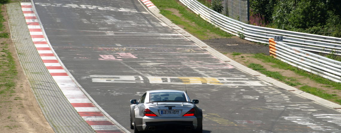 Voiture sur le circuit du Nürburgring