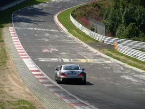 Voiture sur le circuit du Nürburgring