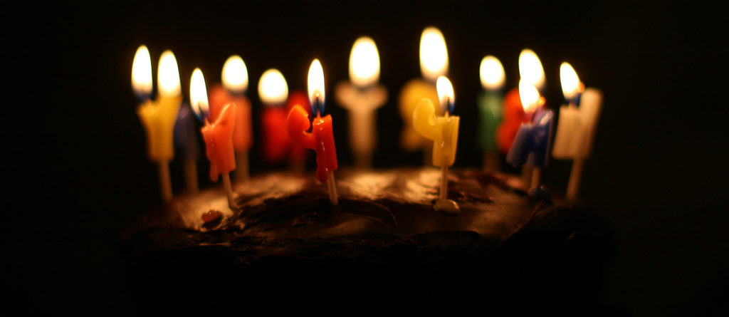 Gâteau d'anniversaire avec 30 bougies