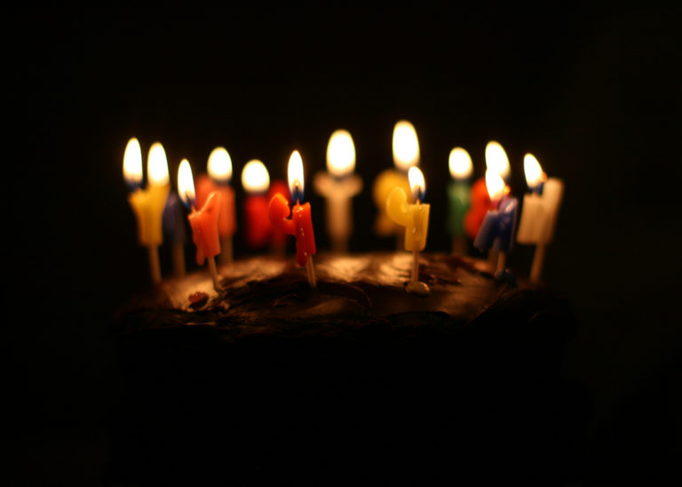 Gâteau d'anniversaire avec 30 bougies