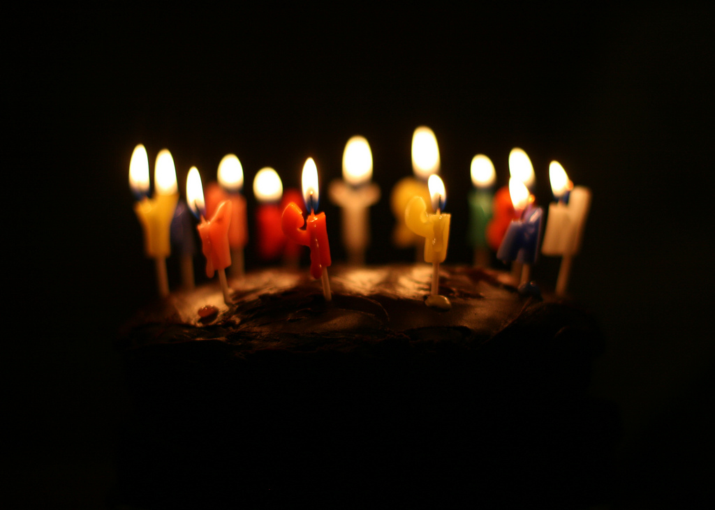 Gâteau d'anniversaire avec 30 bougies