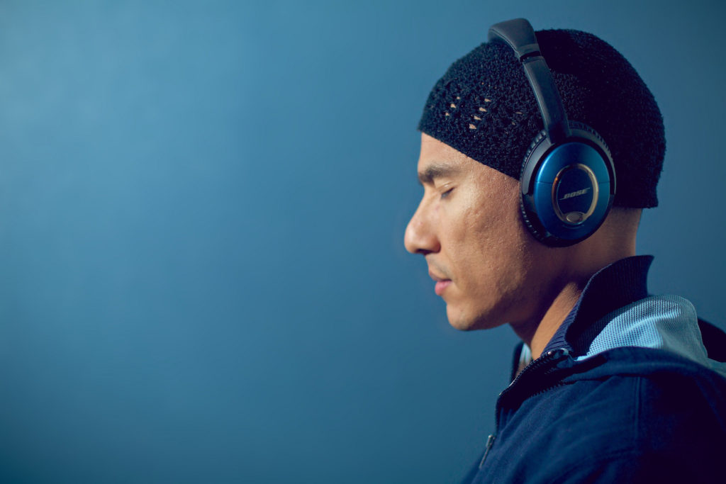Personne écoutant de la musique avec un casque Bose