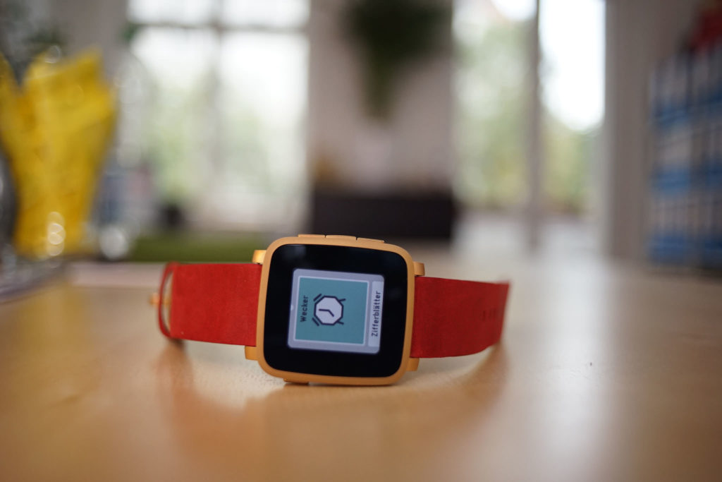 Monte Pebble Time Steel sur une table