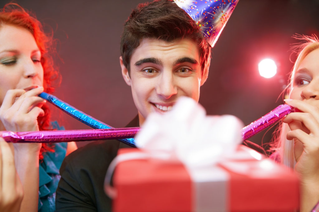 Homme qui se fait offrir un box pilotage pour son anniversaire