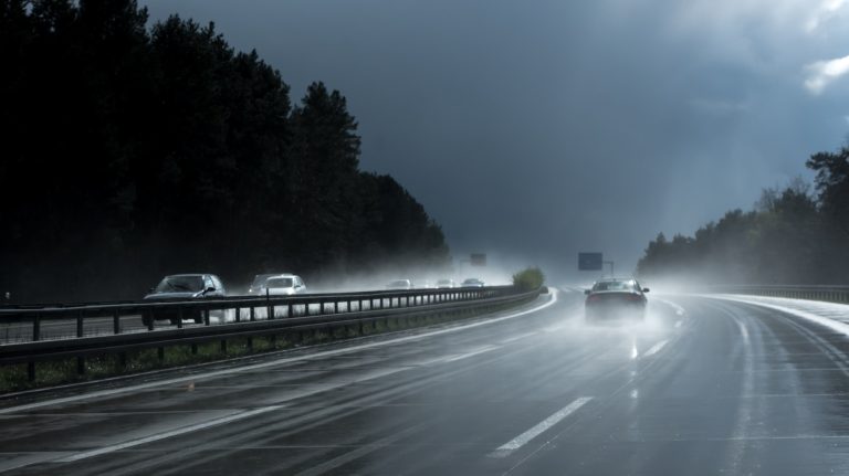 Les techniques de pilotage pour conduire sous la pluie