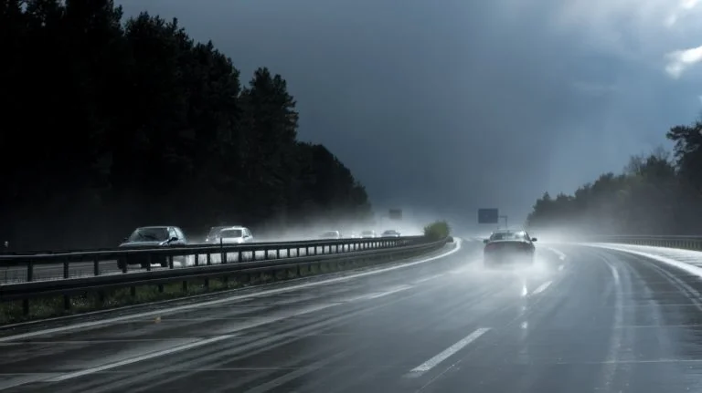Les techniques de pilotage pour conduire sous la pluie