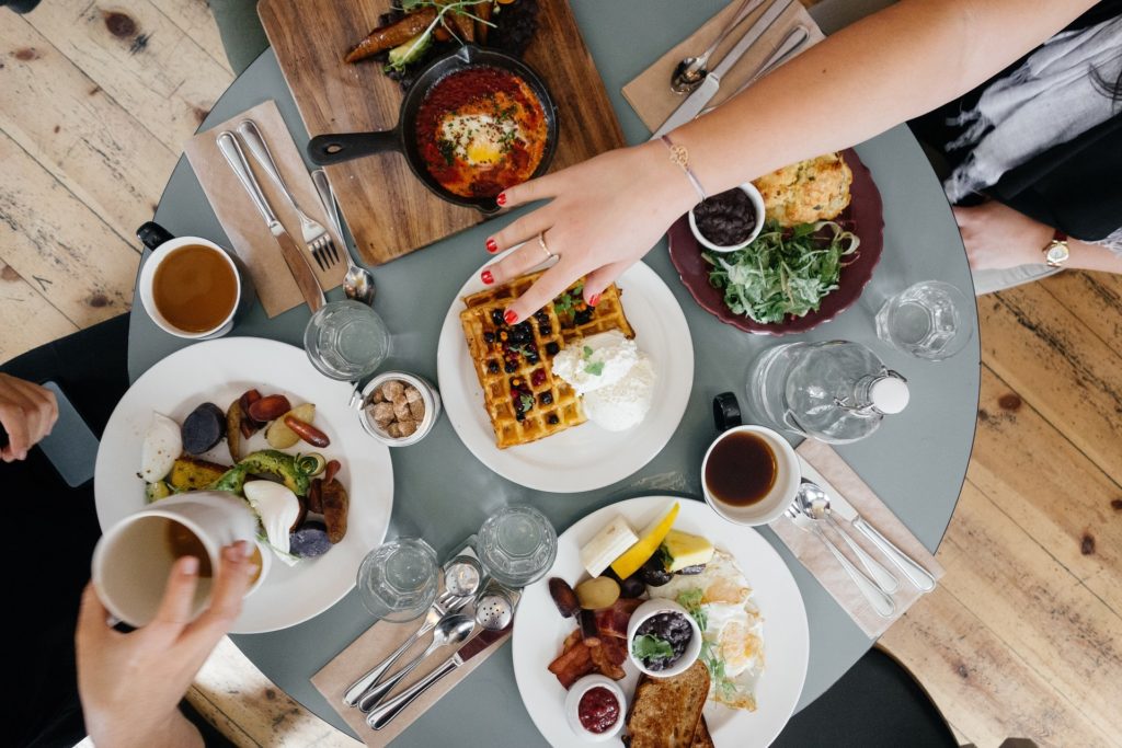 Table pour un petit déjeuner lors d'une journée de team building
