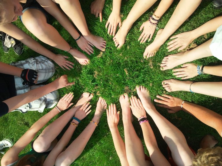 Mains formant une rondelors d'une journée de Team building