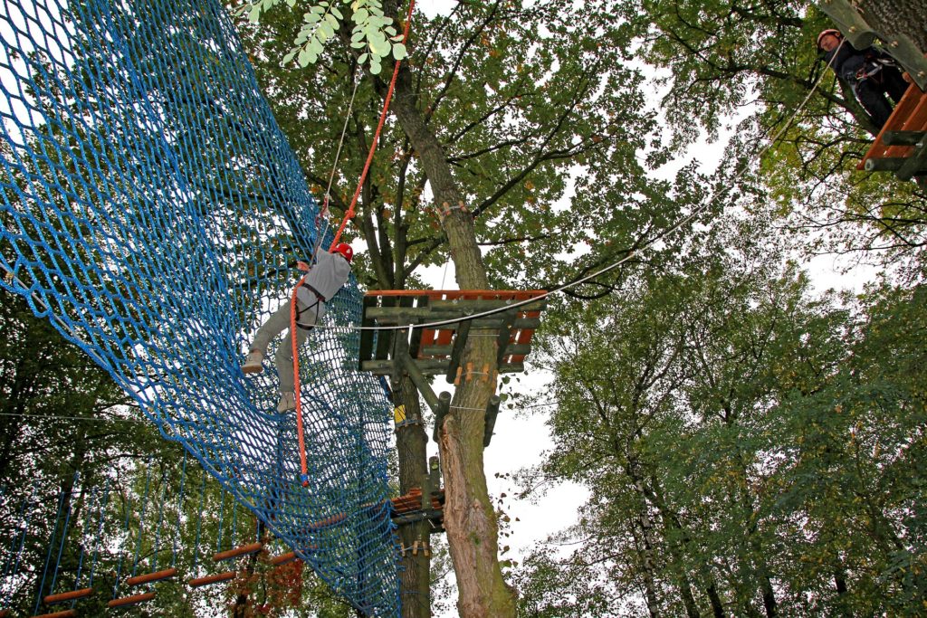 Accrobranche en activité de plein air en famille