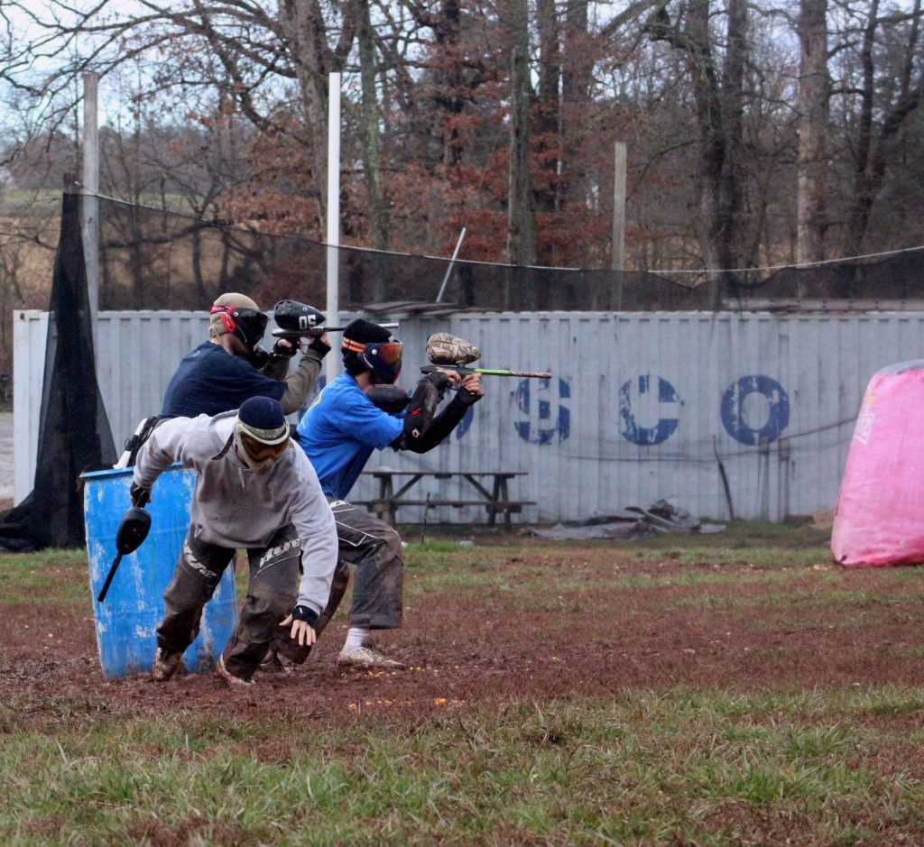 Partie de paint ball entre amis en acctivité de plein air