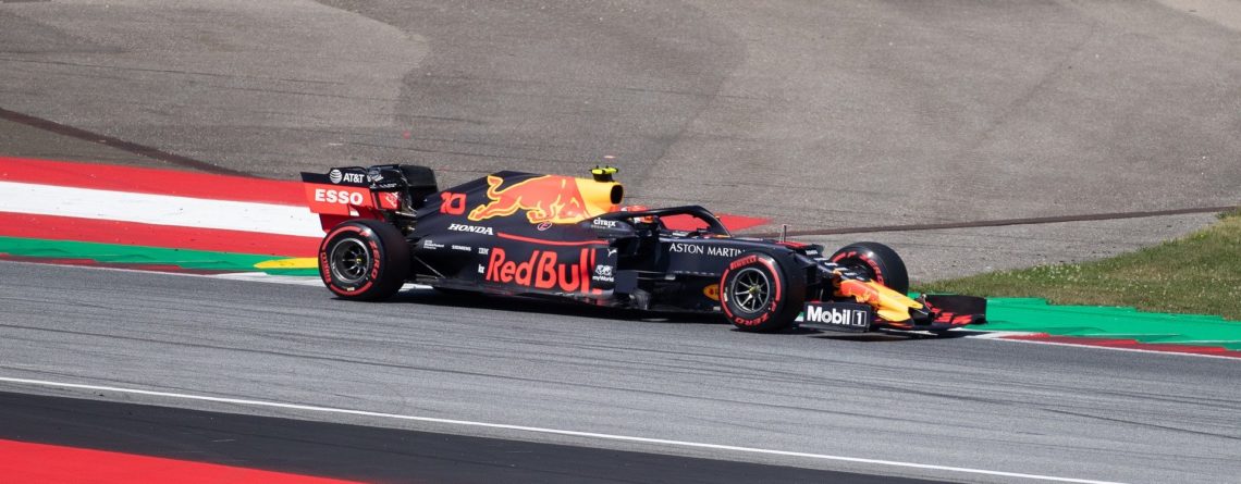 Pierre Gasly sur circuit dans sa monoplace noire et rouge RedBull