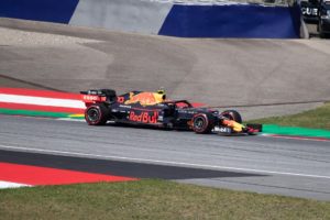 Pierre Gasly sur circuit dans sa monoplace noire et rouge RedBull