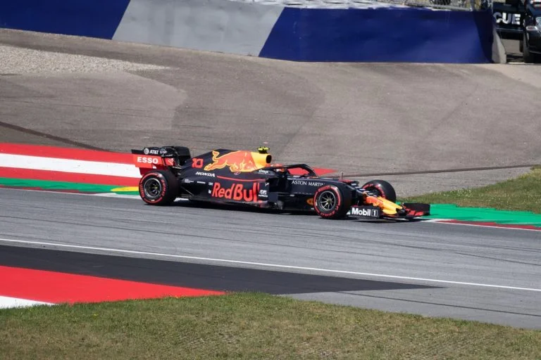 Pierre Gasly sur circuit dans sa monoplace noire et rouge RedBull