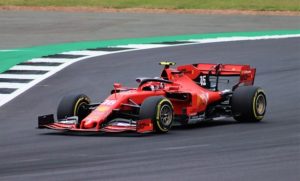 charles leclerc dans sa formule 1 ferrari