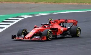 charles leclerc dans sa formule 1 ferrari