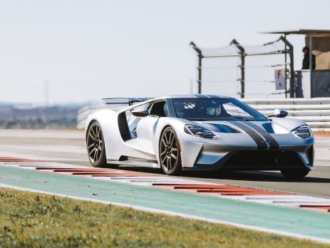Conduire une voiture de sport : Astuces pour son stage de pilotage