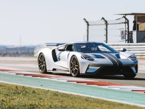 Conduire une voiture de sport : Astuces pour son stage de pilotage
