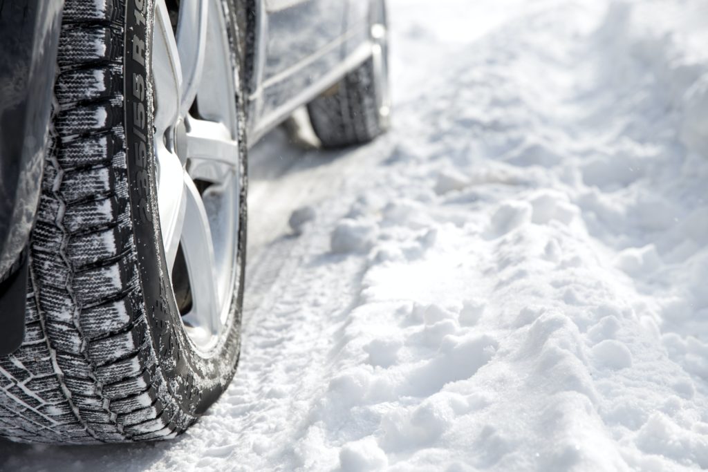 Conduite avec des pneus neige en hiver