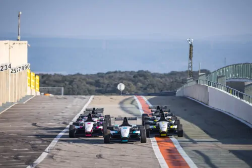 Plateau de Formule 4 dans la ligne droite du circuit