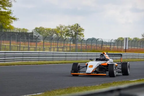 Formule 4 Tatuus seule en piste lors d’un stage de découverte