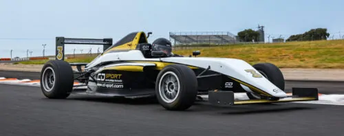 Formule 4 Tatuus en action sur le circuit