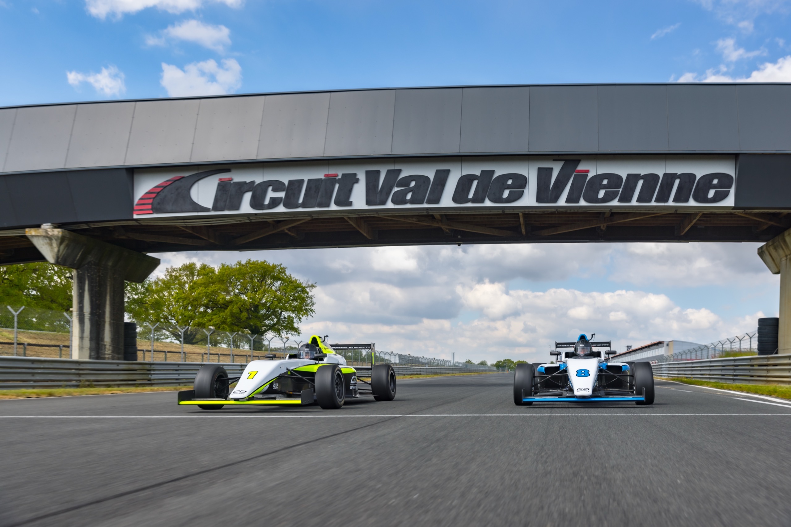 Vue en longueur d’un circuit asphalte accueillant les stages CD Sport