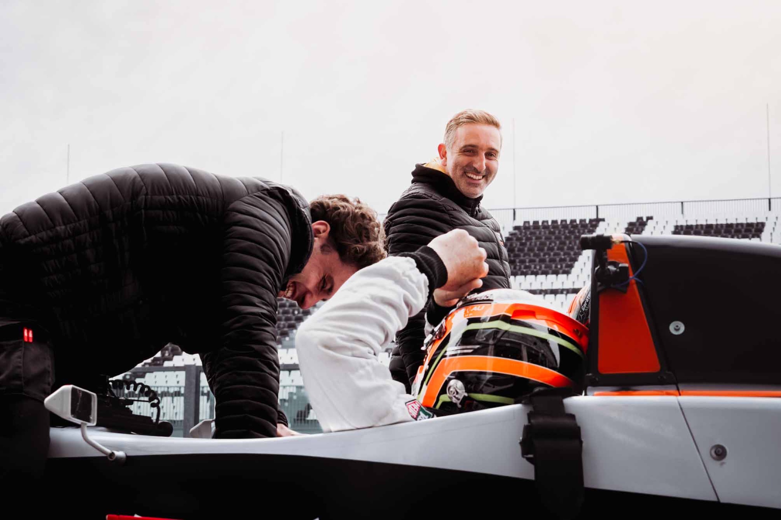 Pilote en berline sportive lors d’une session de coaching