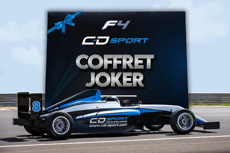 Coffret cadeau Joker : Formule 4 CD Sport devant le panneau du coffret