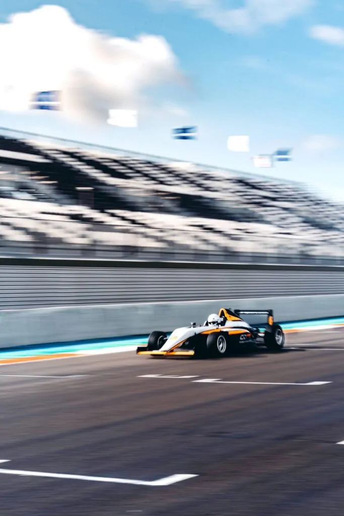 Monoplace, GT et berline sportive : les voitures à offrir en coffret cadeau