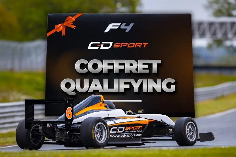 Coffret cadeau Qualifying : Formule 4 CD Sport devant le panneau du coffret