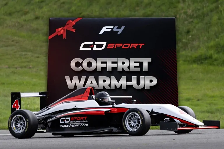 Coffret cadeau Warm-Up : Formule 4 CD Sport devant le panneau du coffret