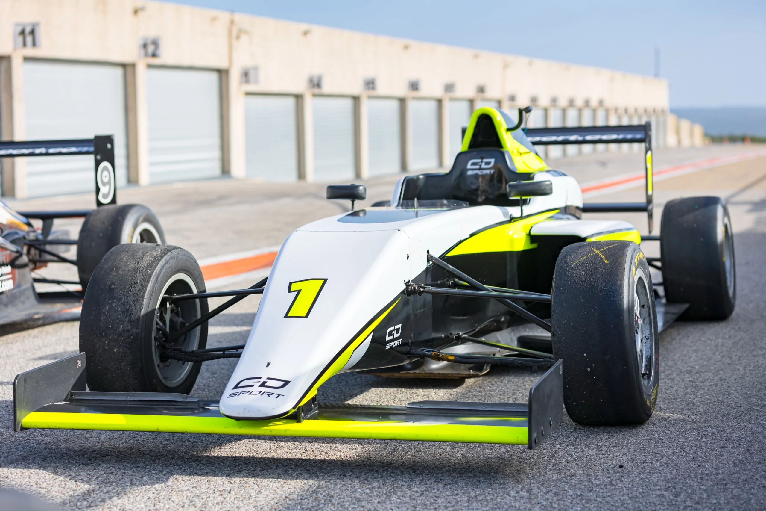Formule 4 Tatuus T-014 en détail (2/6)