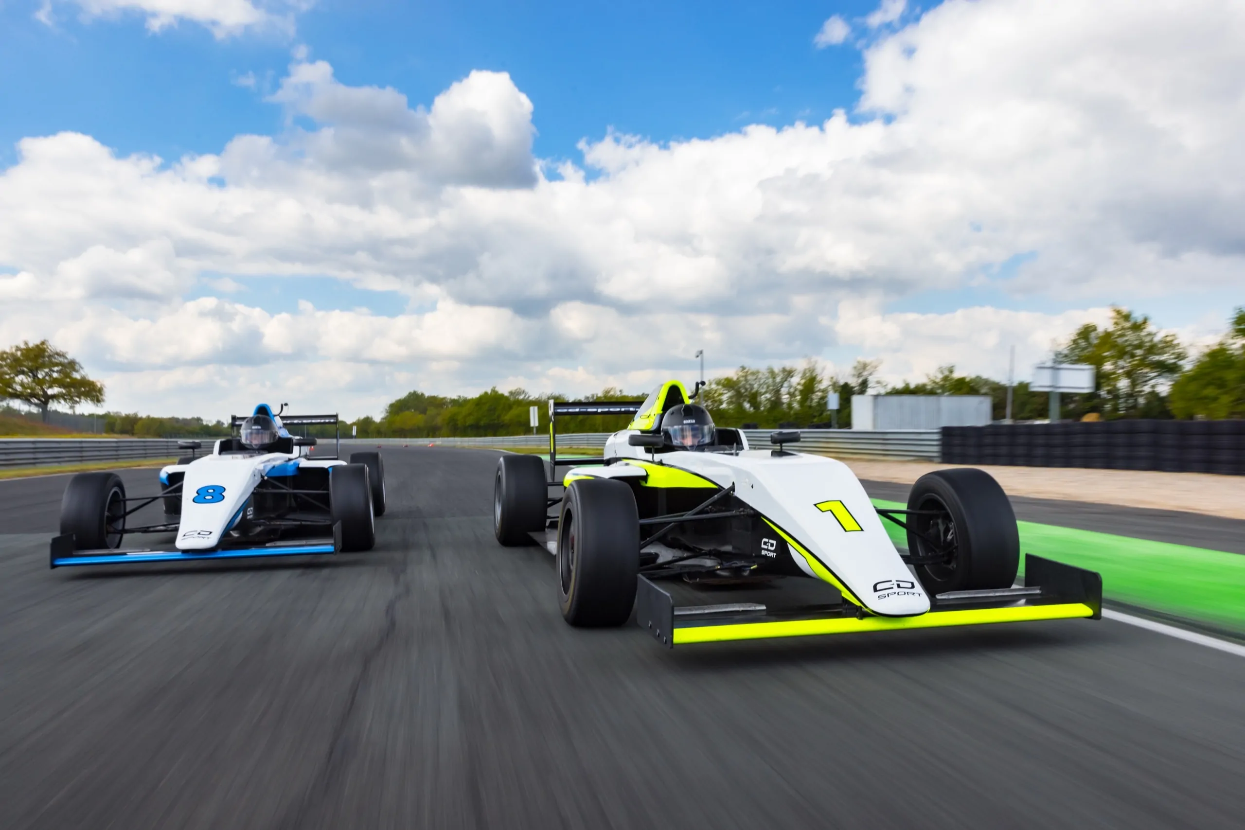 Formule 4 Tatuus T-014 en détail (3/6)