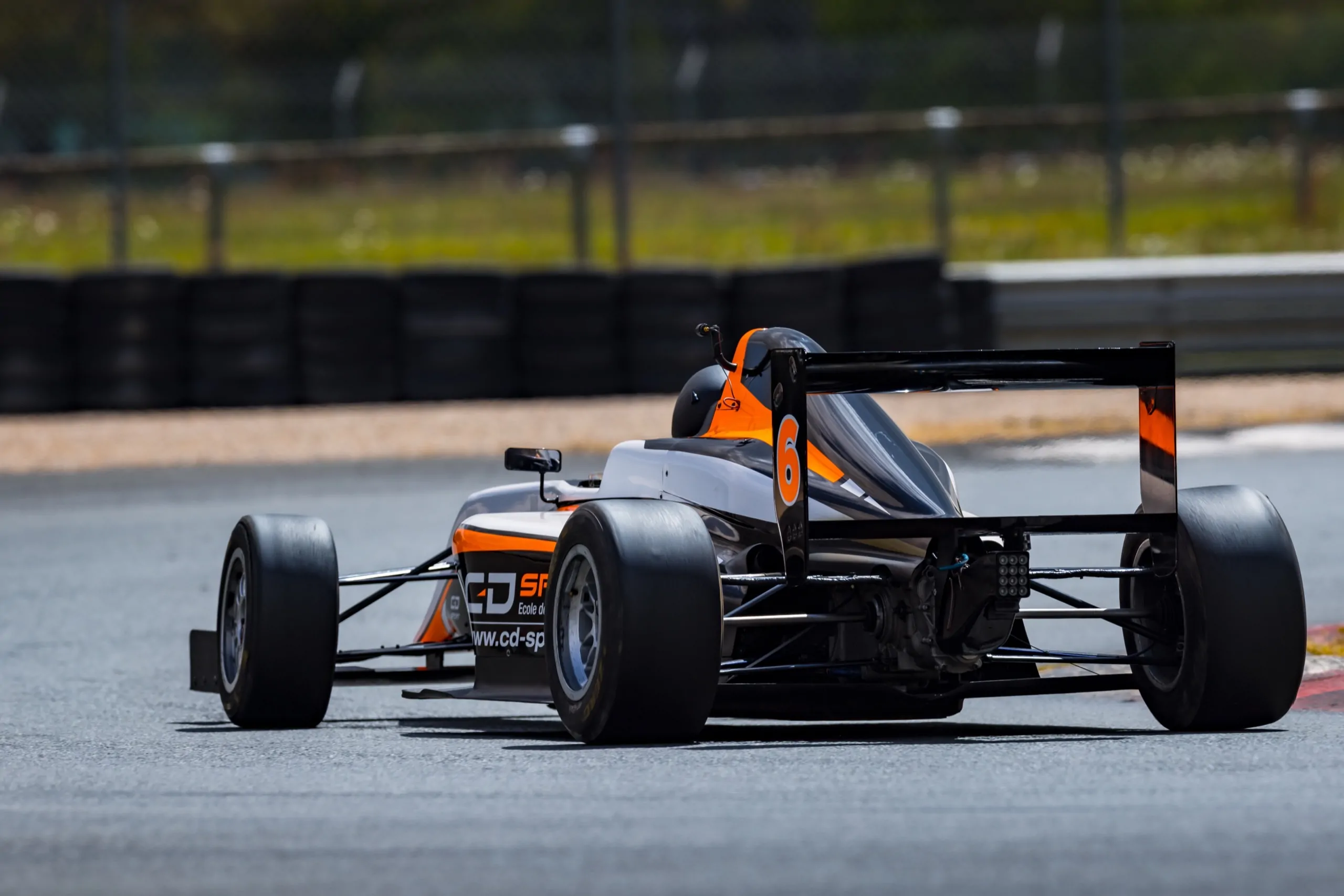 Formule 4 Tatuus T-014 en détail (4/6)