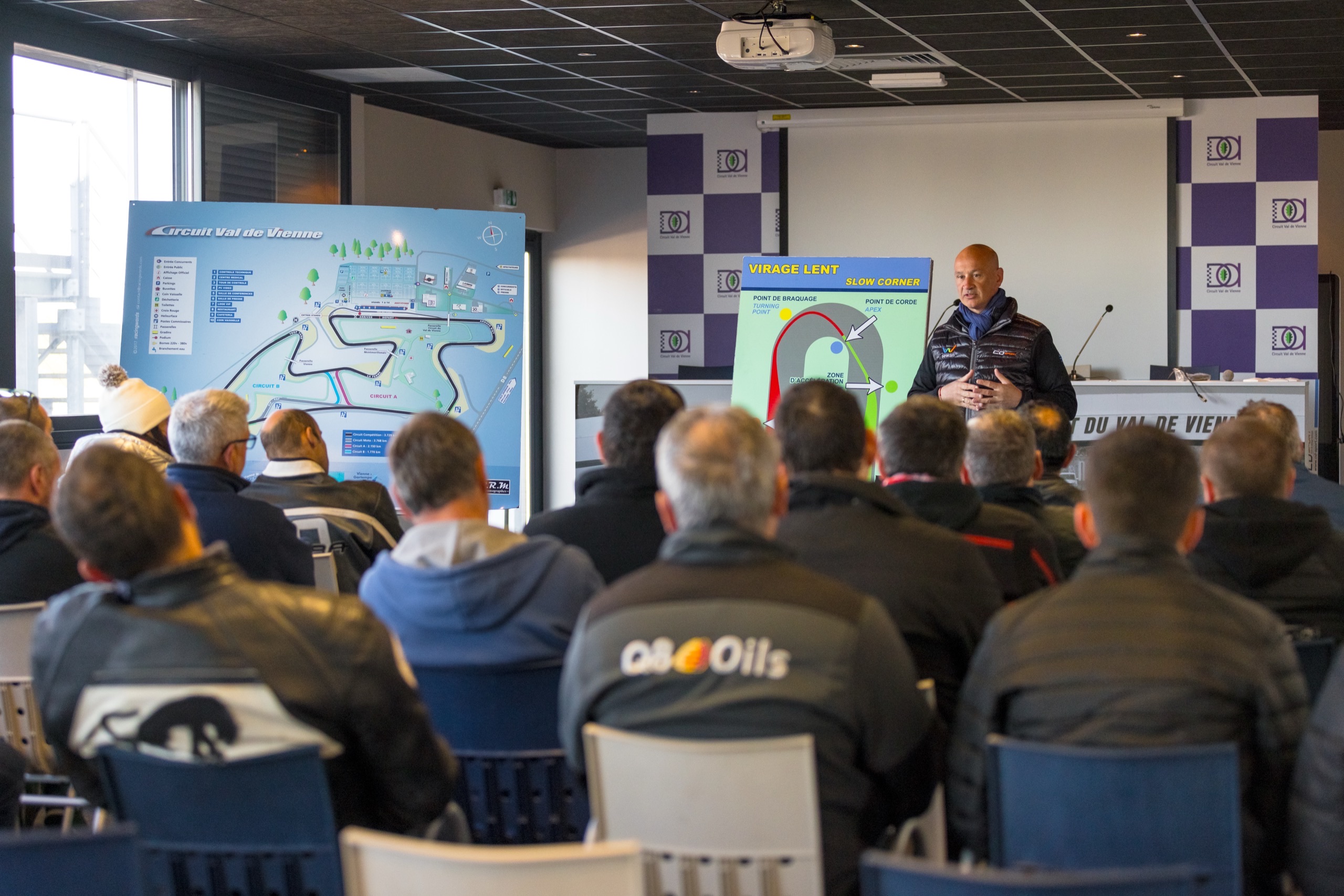Briefing en salle avant le stage de pilotage CD Sport