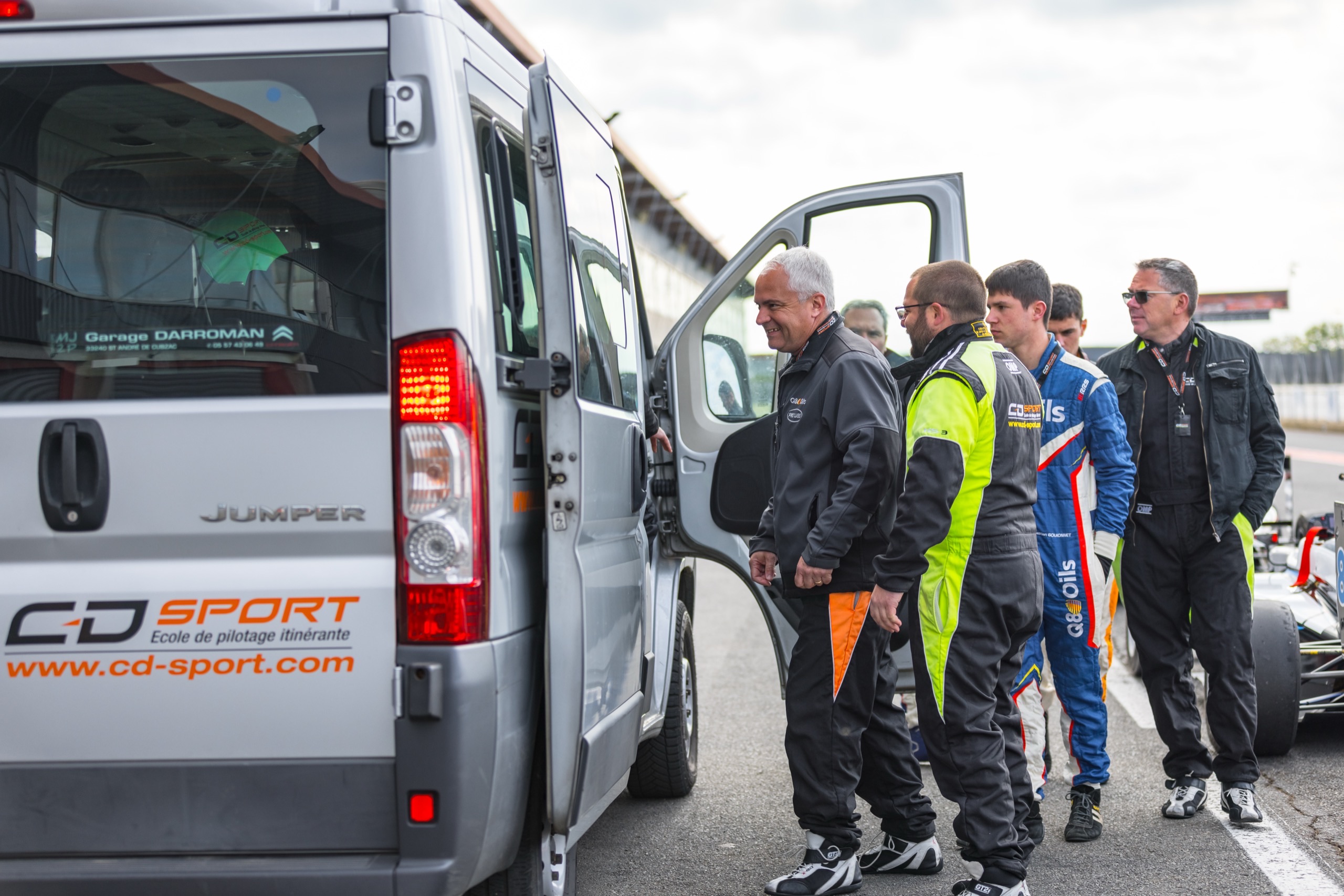 Tours de reconnaissance du circuit en minibus avec un moniteur