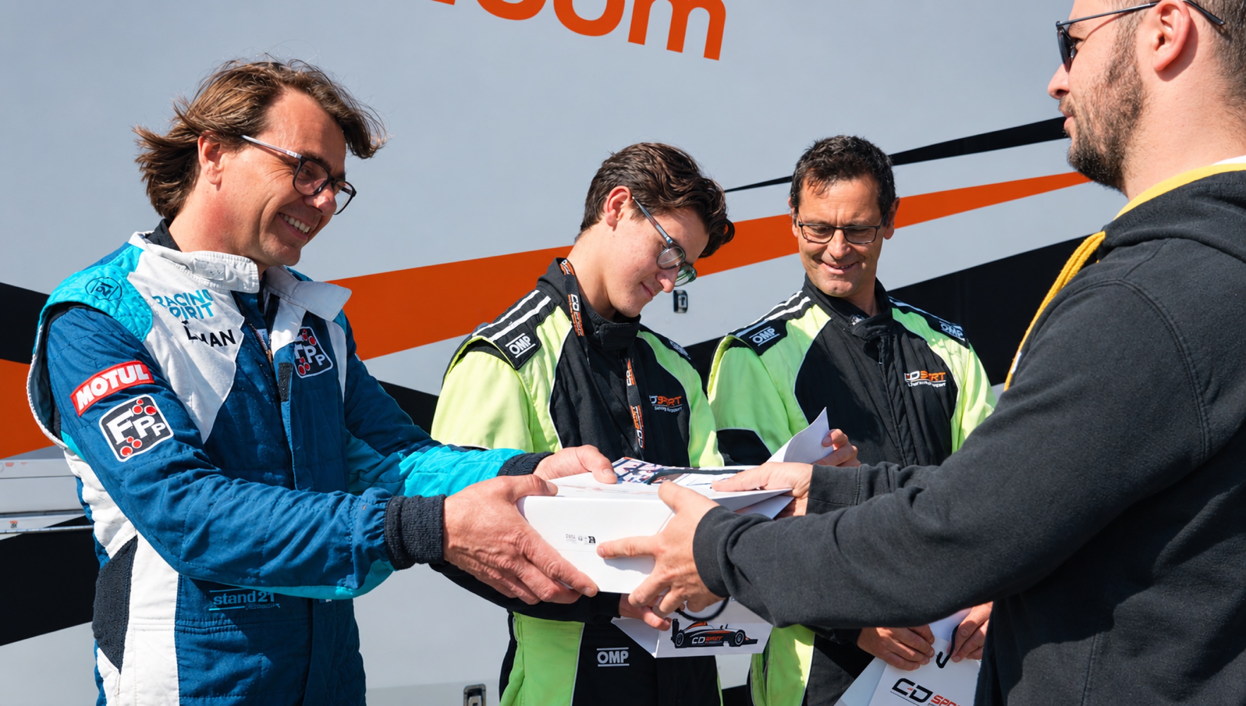 Remise du diplôme de pilotage par un coach CD Sport à la fin du stage